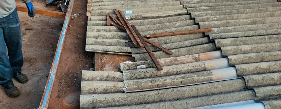 Antes: telhado antigo desgastado