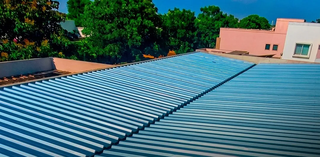 Telhado metálico com instalação correta sob céu azul